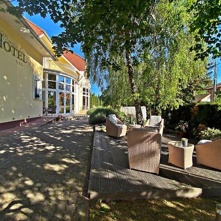 Hotel Penta Lux Tata Exterior photo
