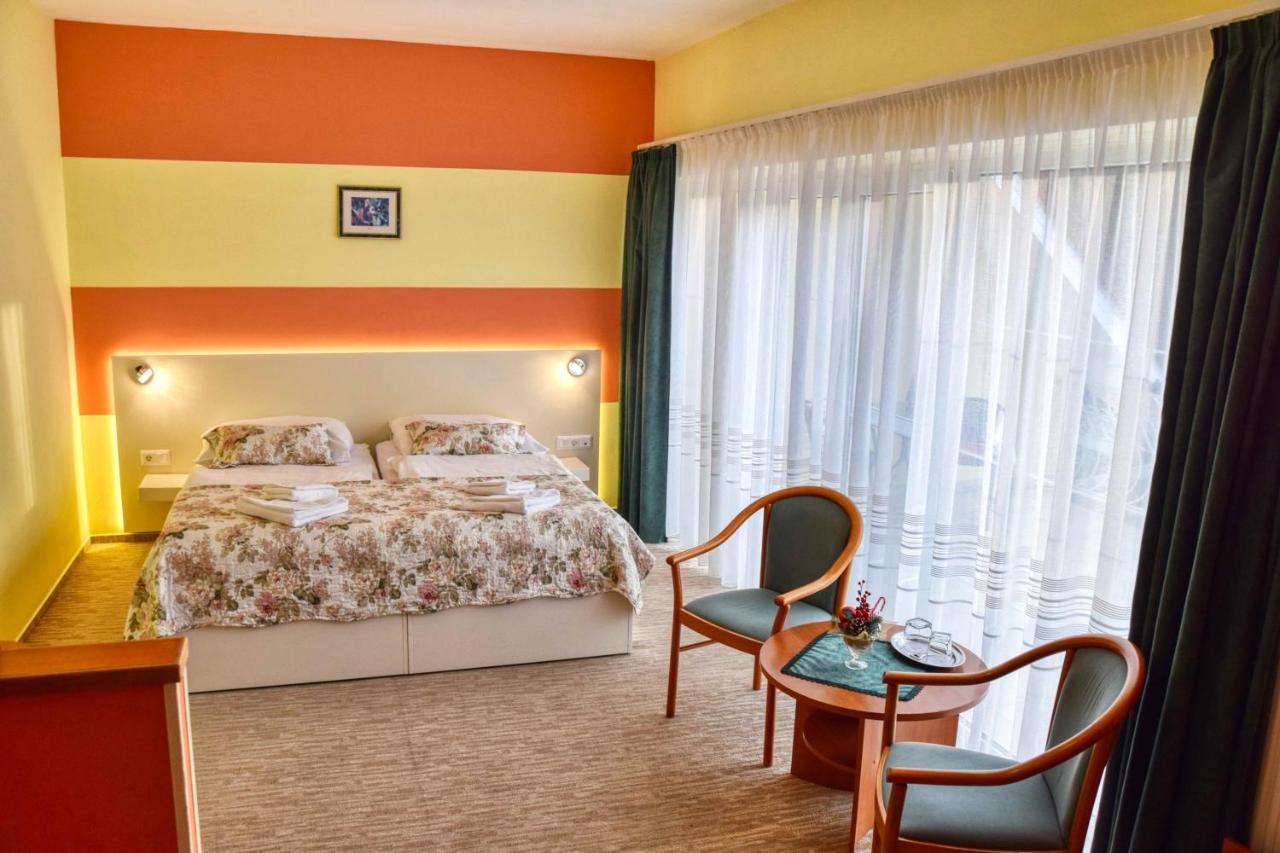Hotel Penta Lux Tata Exterior photo